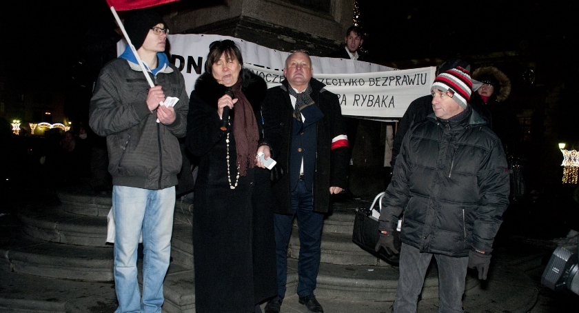 Obrońcy Piotra Rybaka manifestowali pod Kolumną Zygmunta 