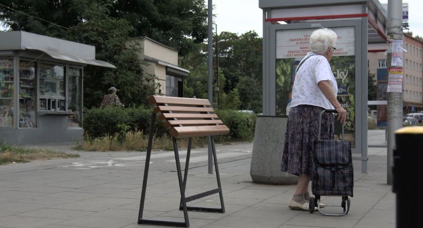 Stojące ławki w Warszawie - mieszkańcy mają podzielone opinie