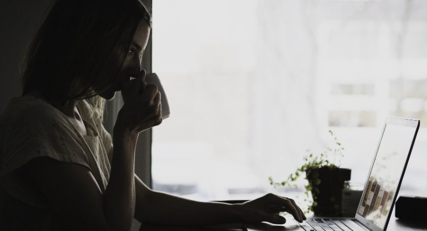 Jak połączyć obowiązki domowe z relaksem online
