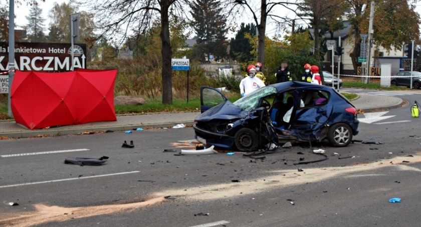 Wypadek z udziałem karetki. Jedna osoba nie żyje [ZDJĘCIA]