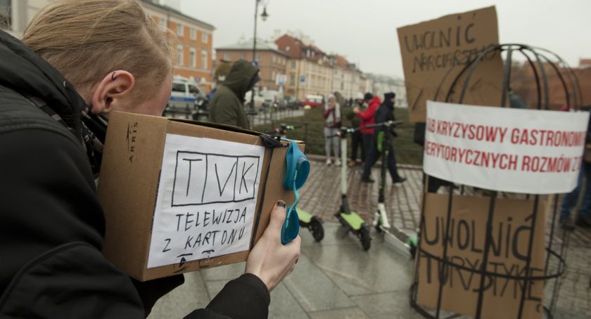 Spotkanie branż zamkniętych na placu Zamkowym [FOTORELACJA]