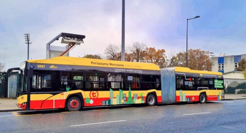 100 autobus elektryczny wyjechał na ulice Warszawy [FILM]