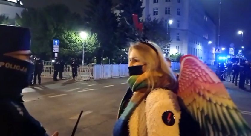 Anielica rozmawia z policjantem, królik złapany, czyli dalsze protesty 