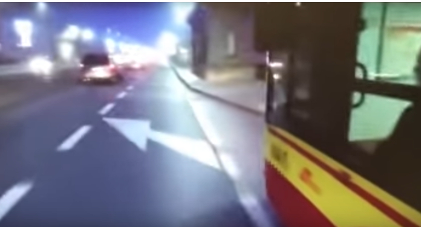 Kierowca autobusu potrącił rowerzystę na moście Poniatowskiego [wideo]