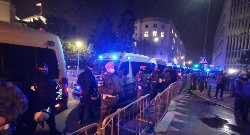 Protest kobiet. Zamiast blokady Sejmu marsz ulicami Warszawy