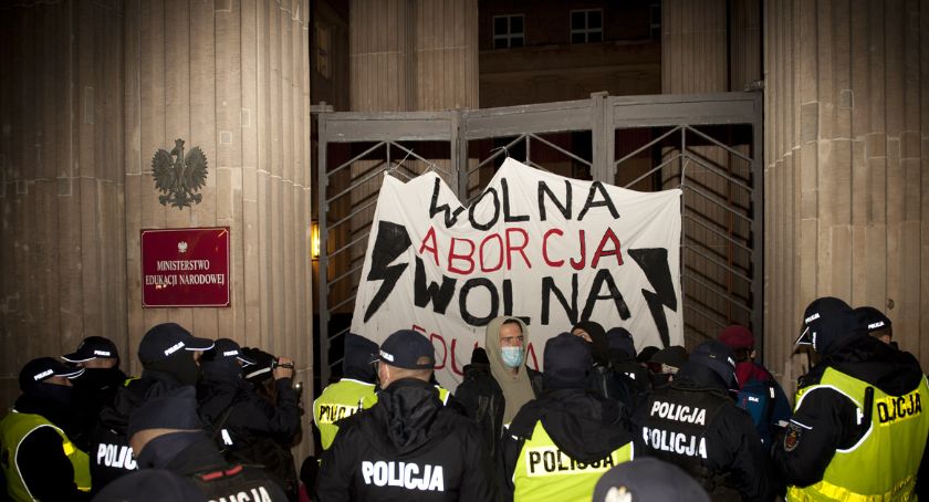 «Wolna aborcja i wolna edukacja»: strajk pod siedzibą MEN [ZDJĘCIA]
