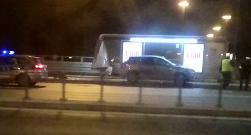 Tragiczny wypadek na Moście Łazienkowskim. Nie żyje kobieta czekająca na autobus