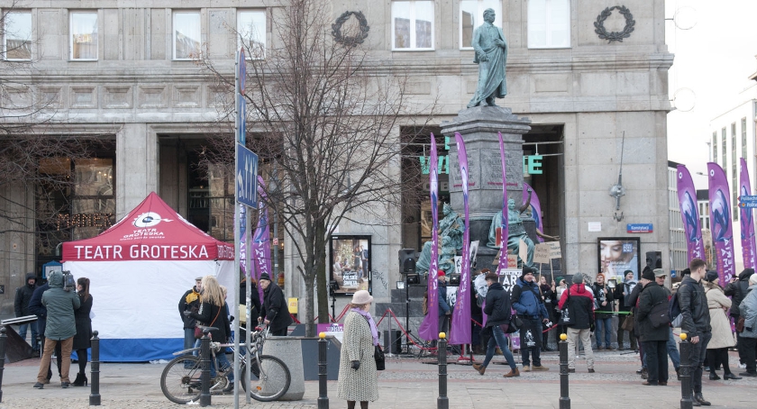 Na placu Konstytucji stanął pomnik Adama Mickiewicza 