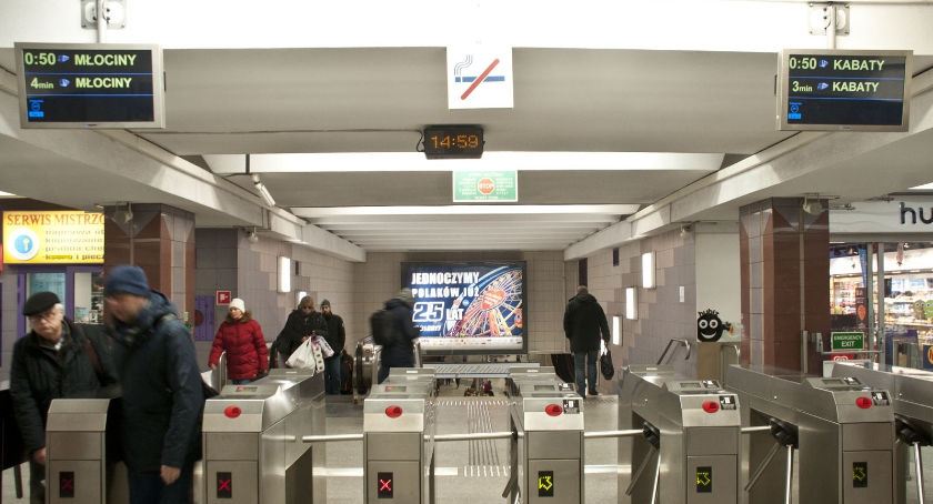 Na stacjach I linii metra pojawiły się nowe wyświetlacze