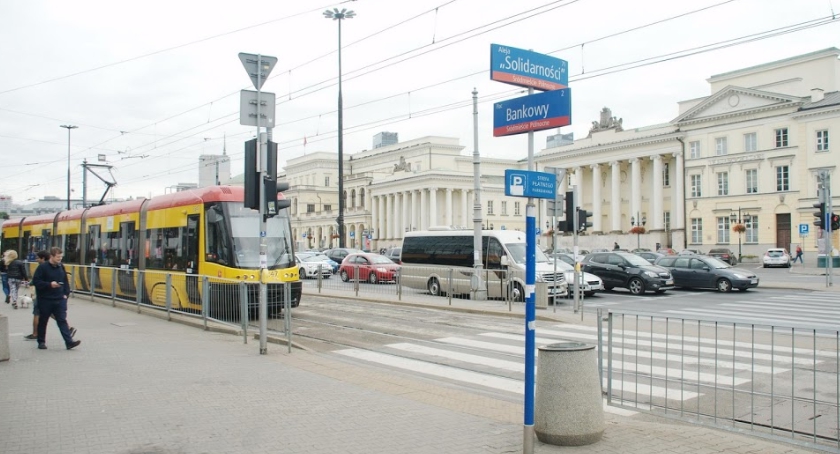 Awaria sieci trakcyjnej w okolicach miejskiego ratusza. Na pl. Bankowym występują duże utrudnienia