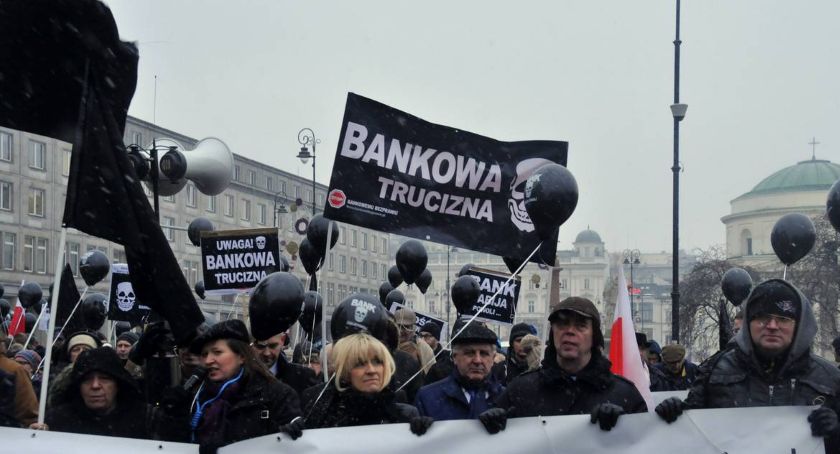 Instytucje państwowe wkraczają do akcji: pomoc dla frankowiczów czy może jednak dla banków?