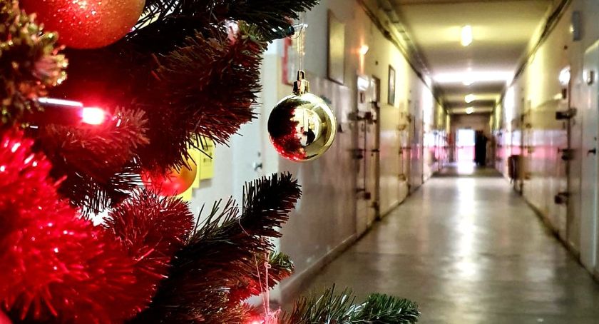 Boże Narodzenie za murami aresztów. Jak święta spędzają więźniowie?