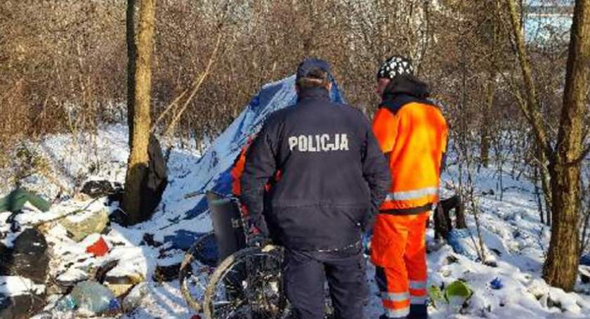 Policjanci w ostatniej chwili uratowali bezdomną kobietę. Miała uraz kręgosłupa i nóg