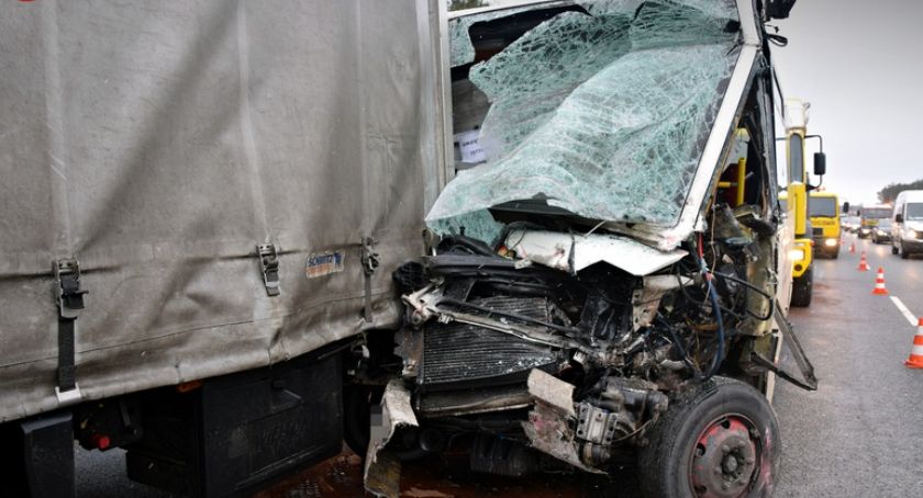 8 osób rannych w zderzeniu autobusu z ciężarówką na S8