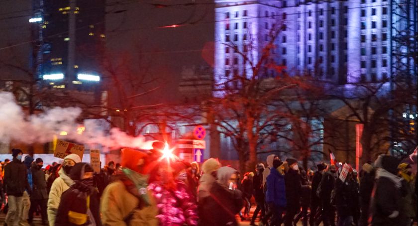 Strajk Kobiet w Warszawie: zatrzymano sześciu uczestników, dwóch policjantów w szpitalu