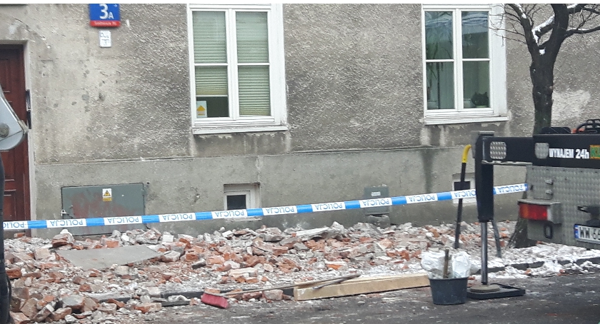 Na ul. Pięknej 3 gzyms runął prosto na chodnik