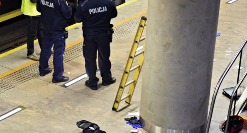 Mężczyzna wpadł pod pociąg metra. Prawdopodobnie próba samobójcza
