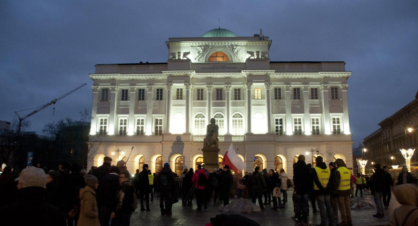 Protest studentów: wielka klapa pod pomnikiem Kopernika [zdjęcia]