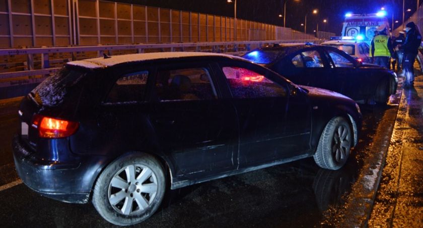 Dwóch policjantów rannych po nocnym pościgu za kierowcą audi