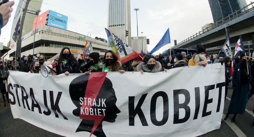 Strajk Kobiet 8 marca: ośmiogodzinny protest w zablokowanym centrum