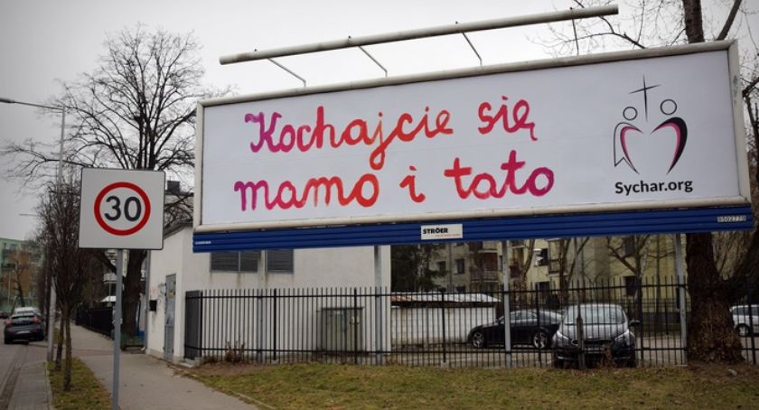 Kochajcie się mamo i tato - banery porozklejane na całym mieście. O co chodzi w tej akcji?