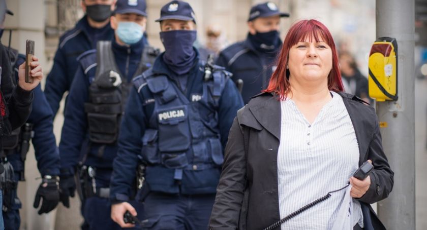 Kilkanaście osób w manifestacji przeciwko obostrzeniom (ZDJĘCIA)