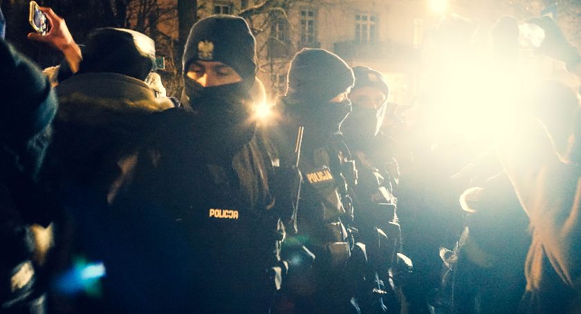 Namalowała błyskawicę na budynku ministerstwa. Grozi jej za to osiem lat więzienia