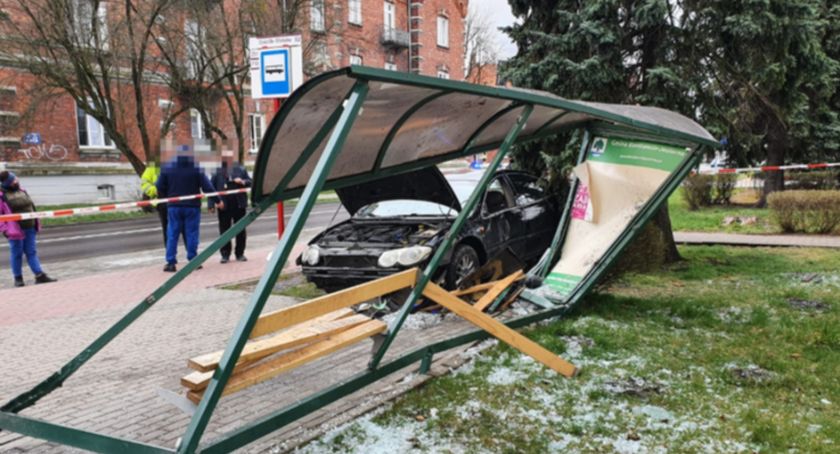 Dla sławy i zabawy? Potrącił kobietę na przystanku, a swój rajd transmitował online 