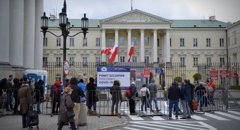ZASZCZEP SIĘ W MAJÓWKĘ - trzeci dzień gigantycznych kolejek na pl. Bankowym