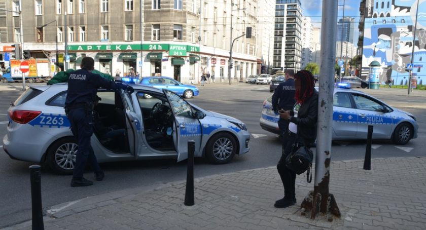 Napadł na kobietę na przejściu dla pieszych. Powodem inny kolor skóry