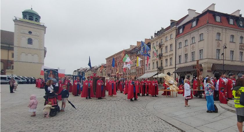 Manifestacja na Krakowskim Przedmieściu. Zablokowany przejazd 