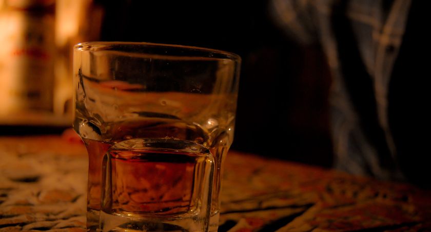 Bukowski wpadł z wizytą do sklepu? Zabierał tylko whisky