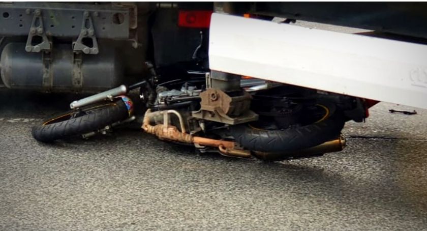 Zderzenie motocykla z ciężarówką