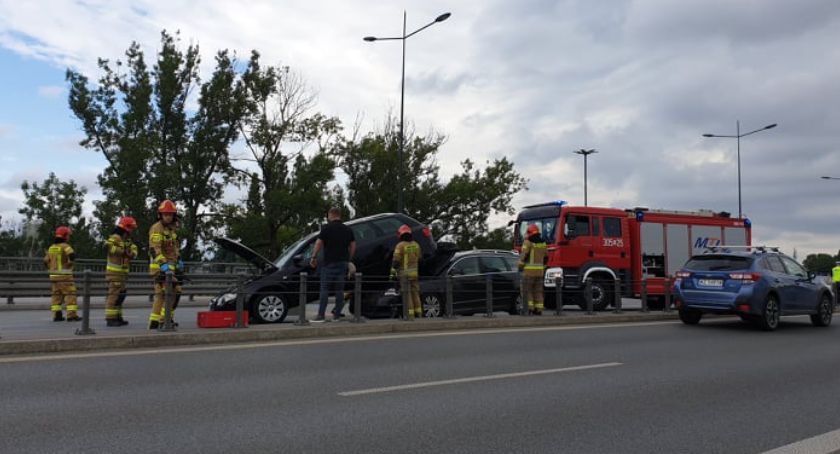 Zderzenie na moście Łazienkowskim. Jedno auto wjechało pod drugie