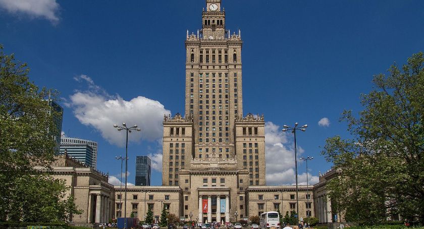 Straż miejska zażartowała z nagiego mężczyzny, który biegał pod Pałacem Kultury