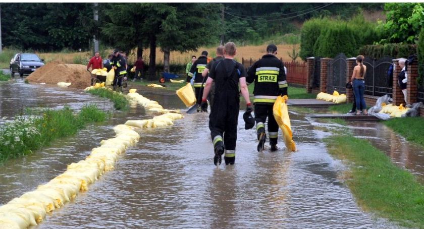 Prawie 1000 interwencji strażaków w weekend: burze, tonące osoby w Wiśle oraz uszkodzenia domów 