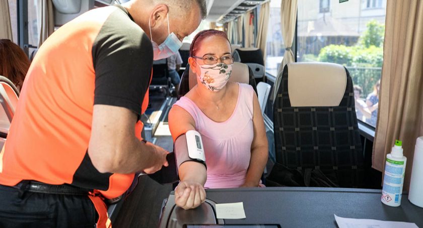 Ruszyła kampania społeczna. Bezpłatne badania profilaktyczne w Warszawie: EKG serca, saturację, pomiar ciśnienia krwi 