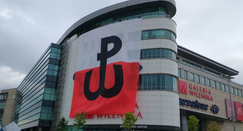 Kibice Legii Warszawa wywiesili flagę z największym znakiem Polski Walczącej na świecie [RELACJA]