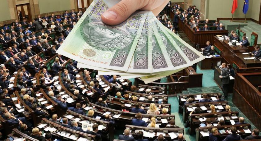 Podnieśli pensje posłom, bocznymi drzwiami: czy ludzie jeszcze i to zniosą?