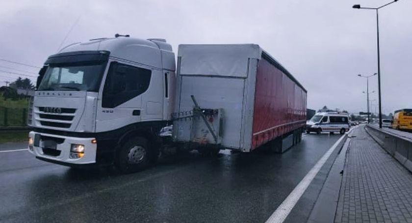 Wielokilometrowy korek na S8 - naczepa odpięła się od TIRa