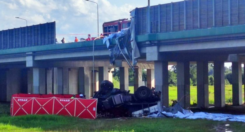 Tragedia na S8 - ciężarówka spadła z wiaduktu. Sprawcy pijani zatrzymani po kilku godzinach