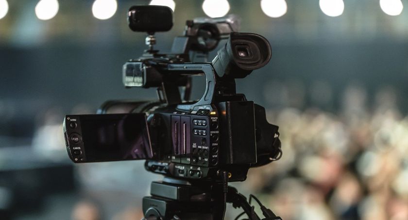 Z broni hukowej w TVN, ostrą amunicją w USA