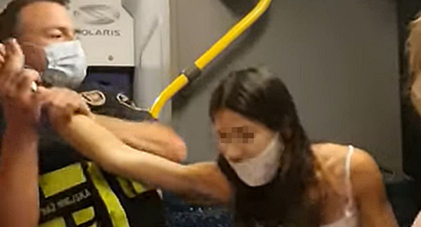 Kobieta wyciągnięta z autobusu przez strażnika miejskiego. Kto przesadził? [FILM]