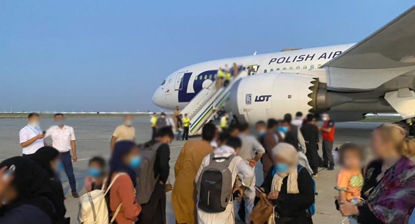 Pierwszy samolot z Afgańczykami wylądował na warszawskim lotnisku