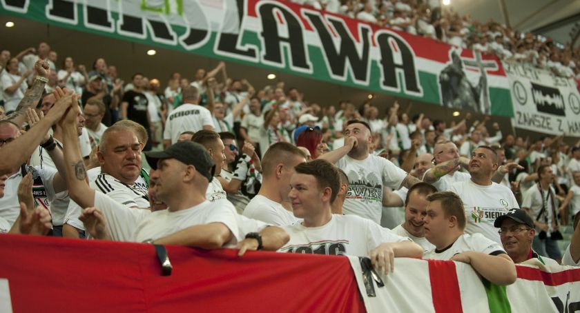 Mecz piłki nożnej na stadionie Legii: zmiany w kursowaniu komunikacji 