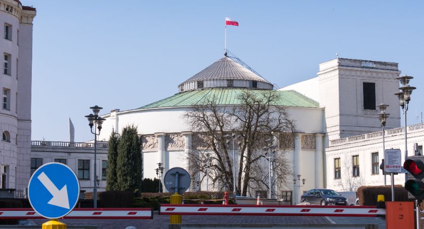 PiS gra reasumpcją, a w opozycji każdy po swojemu