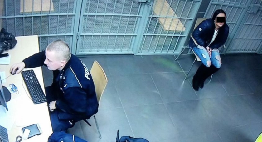 Pijana 19-latka rozbiła lexusa na rondzie Dmowskiego [wideo]