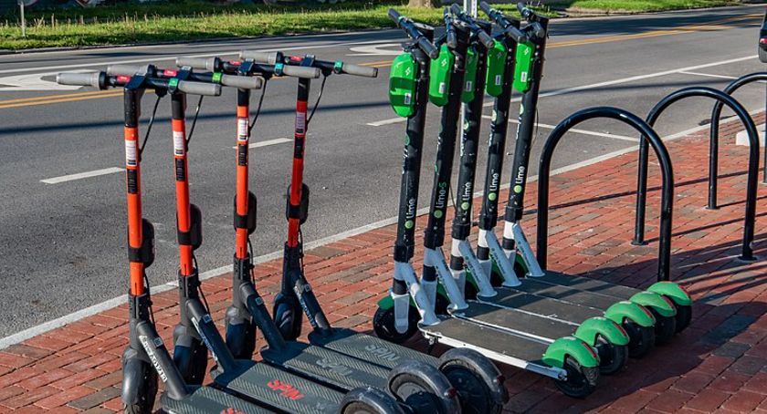 Straż Miejska wystawia mandaty za szaleństwa na hulajnogach elektrycznych! 