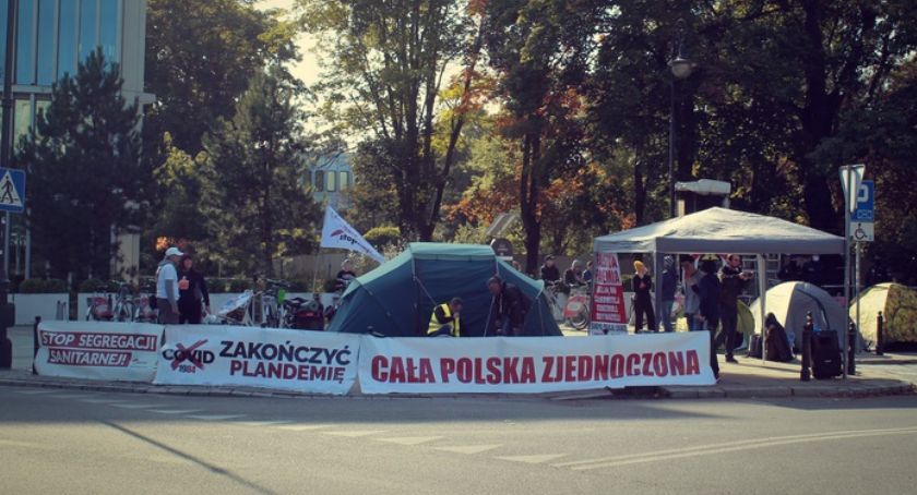 Stop segregacji - namiotowe miasteczko Grupy Wolnych Ludzi przed Sejmem 
