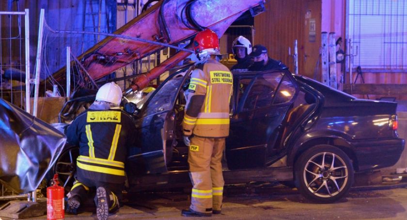 BMW wbiło się w koparkę